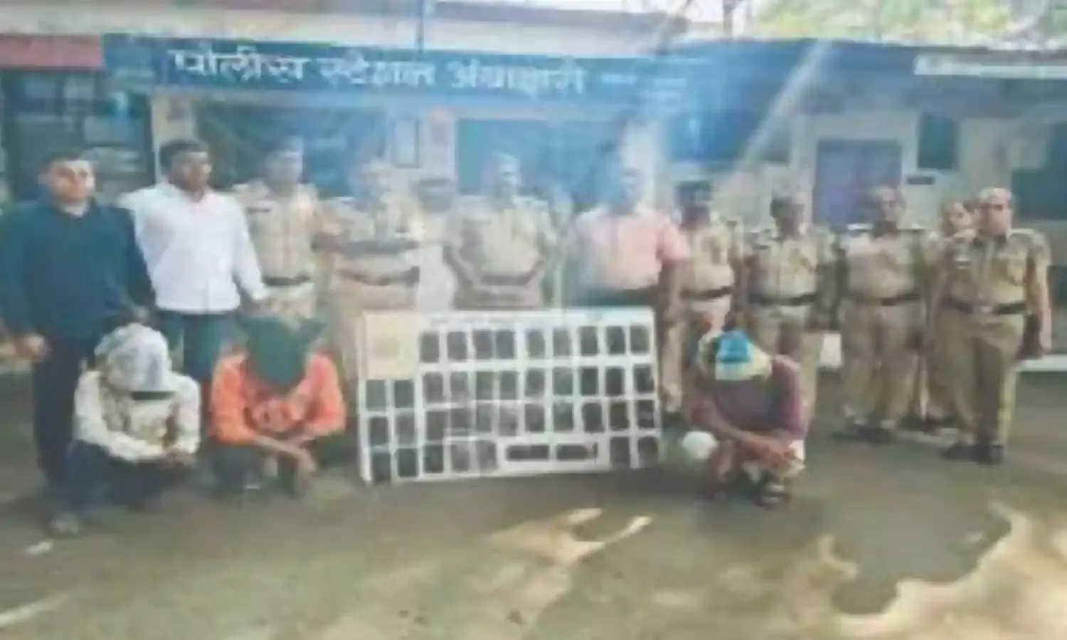 प्रबंधक ने कर्मचारियों की मिली भगत से संचालक को लगाया चूना, लाखों का माल जब्त