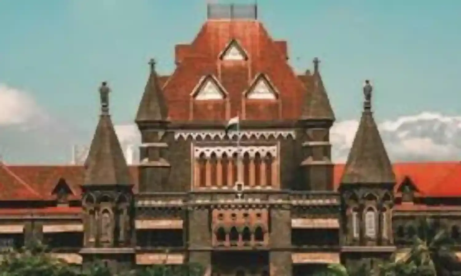 मतदाताओं को मतदान केन्द्र पर फोन ले जाने की अनुमति देने को लेकर बॉम्बे हाईकोर्ट में याचिका
