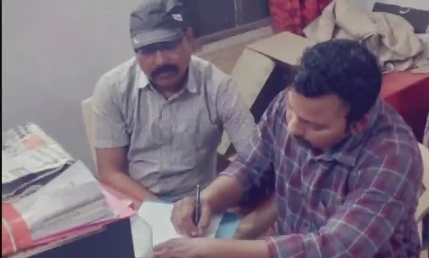 आबकारी के सहायक आयुक्त ने मांगी 5 लाख की रिश्वत, 3.50 लाख लेेते पकड़ाए एडीईओ, सिवनी के विदेशी मदिरा भाण्डागार में लोकायुक्त की कार्रवाई