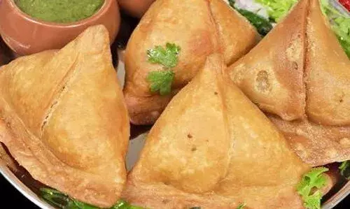 घर पर आए हैं बच्चे, तो समोसे की इस आसान सी रेसिपी को ट्राई करें, बच्चे हो जाएंगे खुश