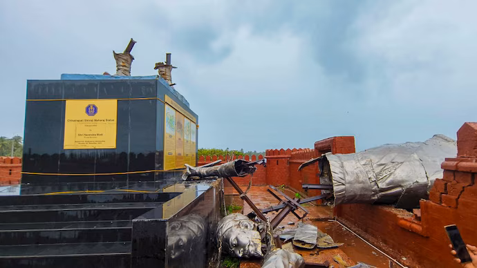 महाराष्ट्र पुलिस को शिवाजी की मूर्ति ढहने के मामले में आरोपियों के खिलाफ दायर आरोपपत्र पेश करने का निर्देश