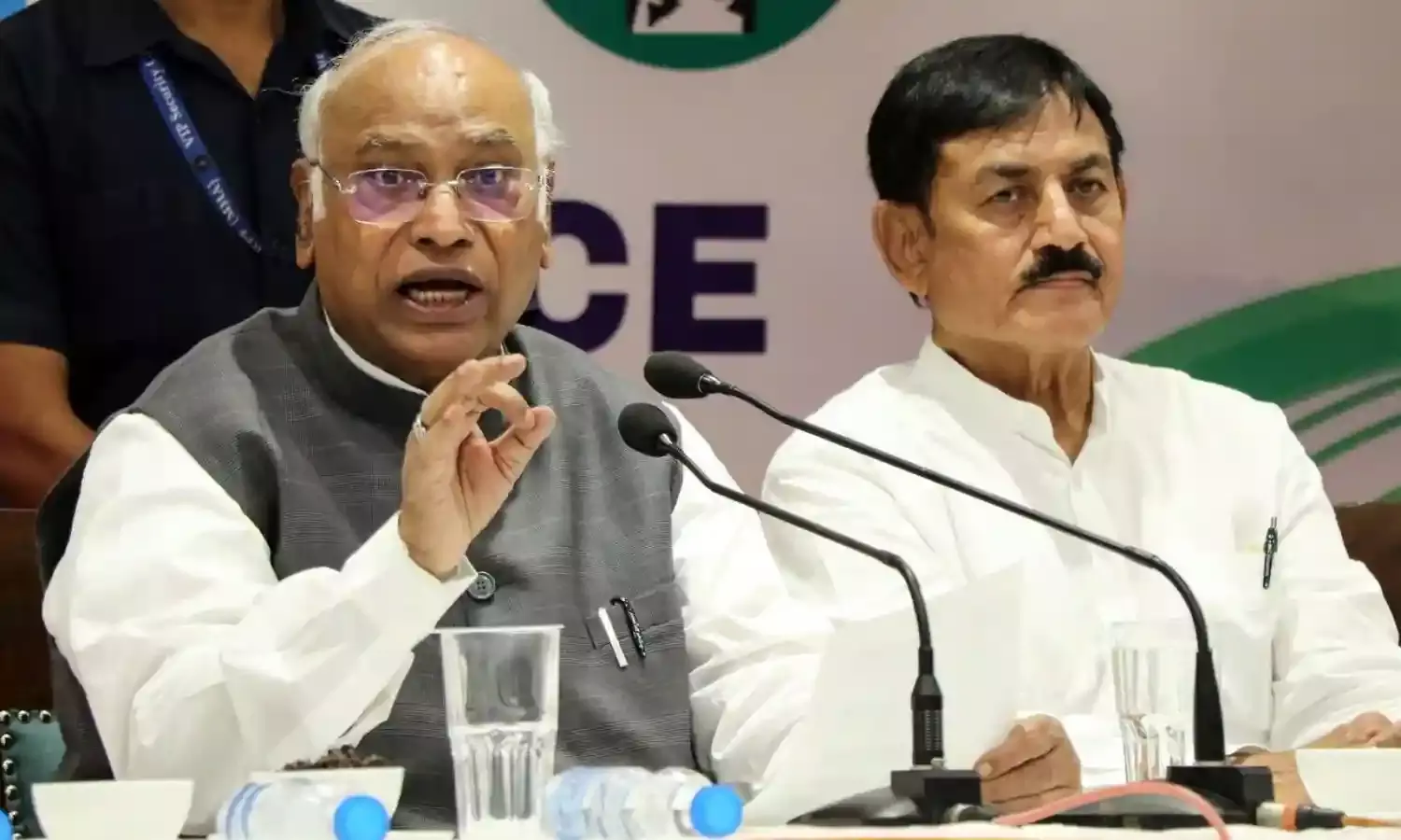 RSS-BJP के लोगों ने संविधान जलाया था..., प्रेस कॉन्फ्रेंस के दौरान भड़के मल्लिकार्जुन खरगे