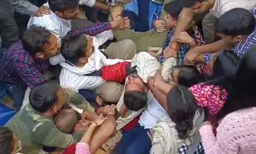 यूपीपीएससी अभ्यर्थियों पर प्रशासन का सख्त एक्शन, योगी पुलिस ने छात्रों को घसीटा