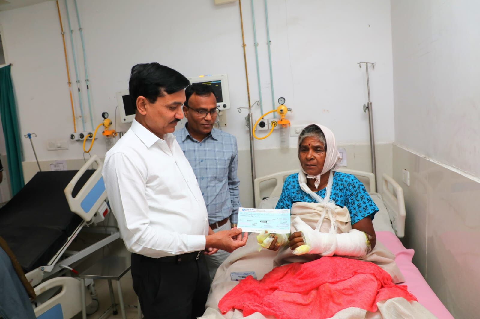 खूंखार भेडिय़ा से जंग जीतने वाली भुजलो बाई से सीएम ने वीडियो कॉल पर की बात, पूछा इलाज मिल रहा है या नहीं