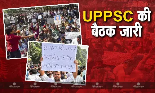 प्रदर्शनकारी छात्रों ने बेरिकेड तोड़ दफ्तर में घुसने की कोशिश की, उग्र होते प्रदर्शन के बीच शुरू हुई UPPSC की बैठक