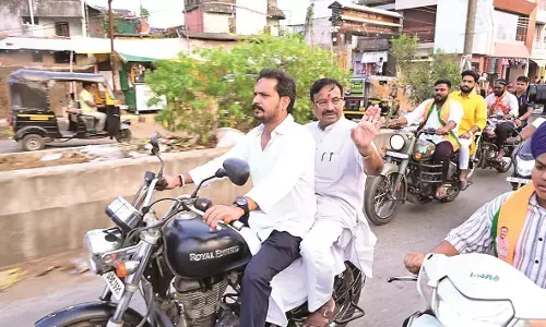 जमीं परकद्दावर नेता, चाय-नाश्ते के ठेलों पर नजर आ रहे हैं उम्मीदवार