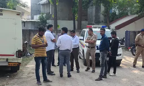 वाहन में ही गिन रहे थे नोट, दो कैश वैन से 2.55 करोड़ रुपए जब्त वाहन में ही गिन रहे थे नोट, दो कैश वैन से 2.55 करोड़ रुपए जब्त