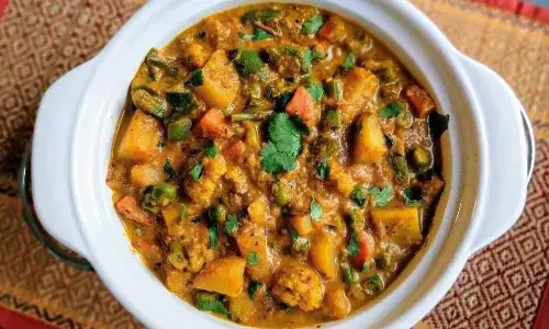 मिक्स वेज को इस रेसिपी से बनाएंगे तो लोग रह जाएंगे उंगलियां चाटते, भूल ही जाएंगे होटल का स्वाद