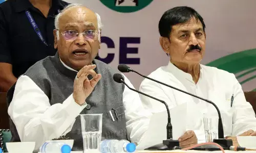 RSS-BJP के लोगों ने संविधान जलाया था..., प्रेस कॉन्फ्रेंस के दौरान भड़के मल्लिकार्जुन खरगे