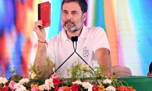 अदानी और अंबानी के पास महाराष्ट्र बिकने नहीं दूंगा : राहुल गांधी अदानी और अंबानी के पास महाराष्ट्र बिकने नहीं दूंगा : राहुल गांधी