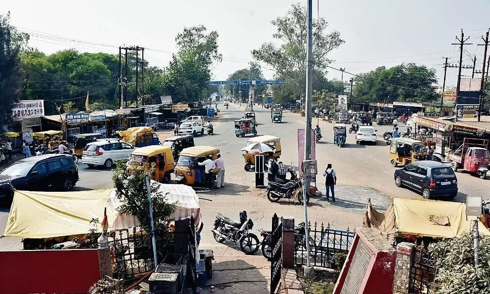 धनवंतरी नगर चौक के 300 मीटर के दायरे में कब्जे धनवंतरी नगर चौक के 300 मीटर के दायरे में कब्जे