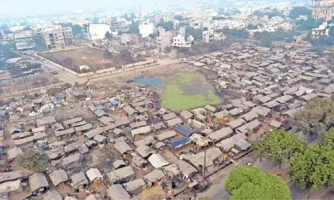 सीधी बात नहीं- घोषणा और पत्रों में झुग्गीवासियों के मुद्दे नदारद
