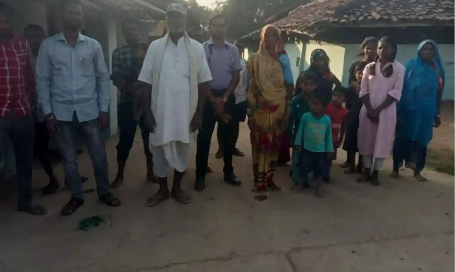 600 की आबादी वाले आदिवासी गांव में नहीं पहुंची बिजली, 80 किलोमीटर की दूरी तय कर कई बार समस्या लेकर जिला मुख्यालय पहुंचे ग्रामीण