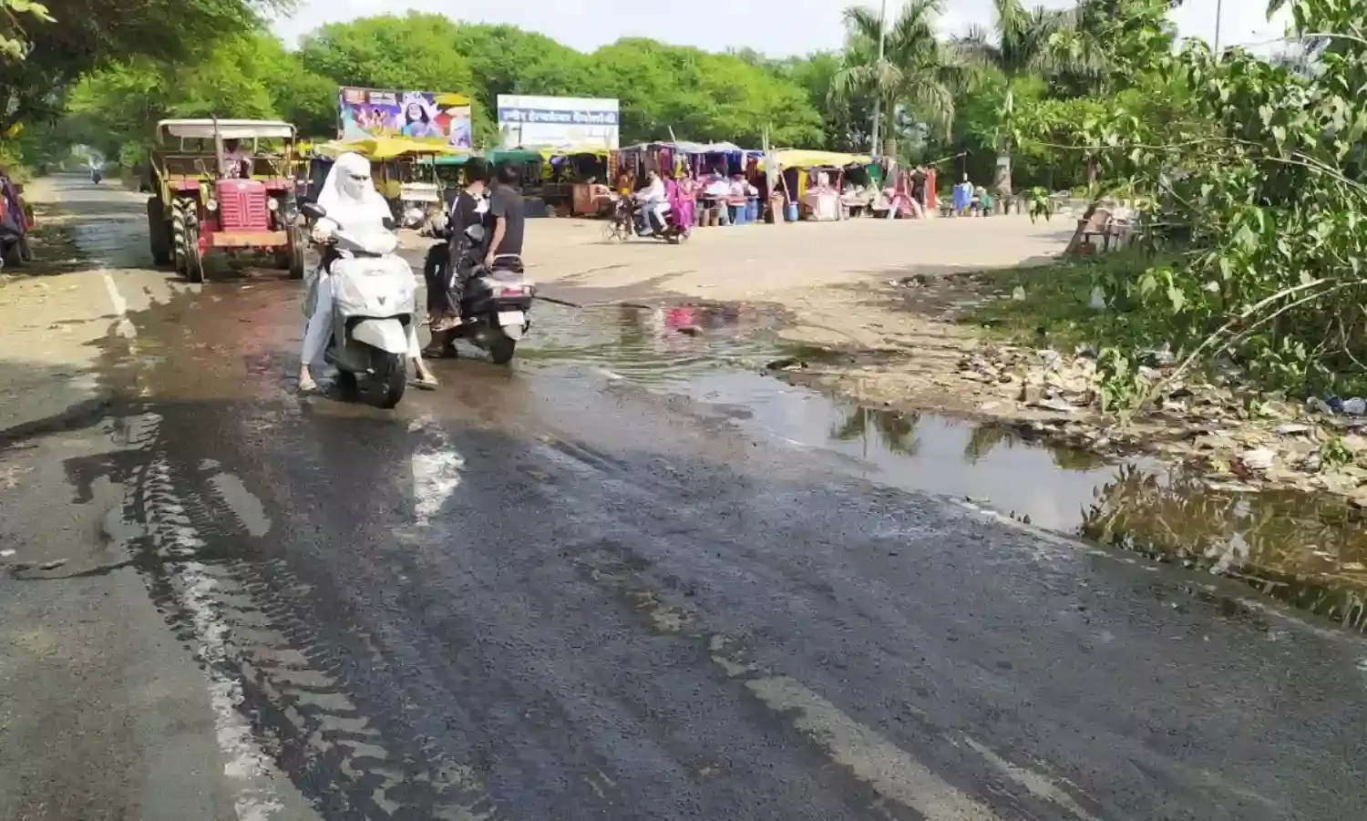 कीचड़ से सराबोर मेडिकल कॉलेज प्रवेश द्वार की सडक, निकलना मुश्किल, गंदगी के बीच निकलने की मजबूरी, गंदे पानी के बीच बने गड्ढों ने बढ़ाई परेशानी