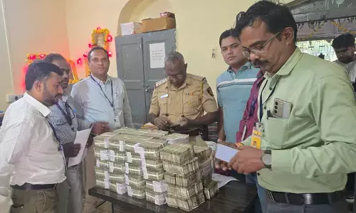 अमरावती में पुलिस ने पांच घंटे में तीन जगहों पर पकड़ी 3.11 करोड़ की कैश अमरावती में पुलिस ने पांच घंटे में तीन जगहों पर पकड़ी 3.11 करोड़ की कैश