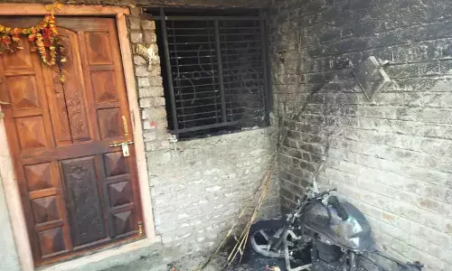 खिड़की से पेट्रोल छिड़ककर युवक को जलाया, बचाने आई मां की झुलसने से मौत खिड़की से पेट्रोल छिड़ककर युवक को जलाया, बचाने आई मां की झुलसने से मौत