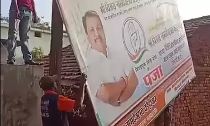 अवैध रूप से बिजली के खम्भे पर टंगे विपक्ष नेता वडेट्टीवार के चुनावी बैनर हटाए