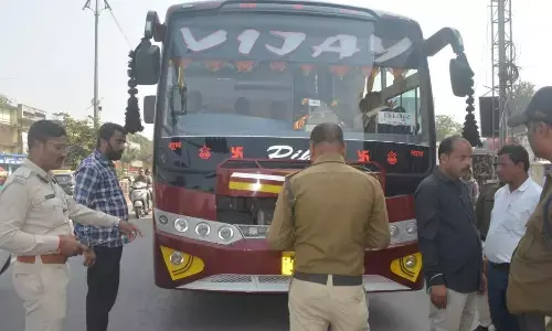 ट्रैफिक व्यवस्था सुधारने की कोशिशों को पलीता लगा रहे बस ऑपरेटर ट्रैफिक व्यवस्था सुधारने की कोशिशों को पलीता लगा रहे बस ऑपरेटर