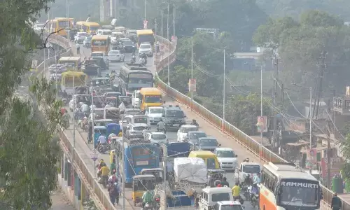 ओवर ब्रिज पर बिगड़ी स्कूल बस तो ठप हो गया यातायात ओवर ब्रिज पर बिगड़ी स्कूल बस तो ठप हो गया यातायात