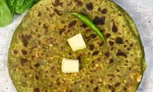 अगर आपको भी पालक की सब्जी नहीं पसंद, तो एक बार ट्राई करें ये गर्मा गरम पालक पनीर के नरम-नरम पराठे