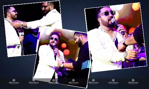 पाकिस्तानी फैन ने मीका सिंह पर लुटाया करोड़ों का खजाना, गिफ्ट की डायमंड रिंग, सोने की चेन और ब्रांडेड घड़ी, सिंगर ने शेयर किया वीडियो पाकिस्तानी फैन ने मीका सिंह पर लुटाया करोड़ों का खजाना, गिफ्ट की डायमंड रिंग, सोने की चेन और ब्रांडेड घड़ी, सिंगर ने शेयर किया वीडियो