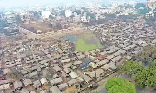 सीधी बात नहीं- घोषणा और पत्रों में झुग्गीवासियों के मुद्दे नदारद