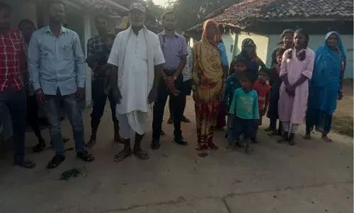 600 की आबादी वाले आदिवासी गांव में नहीं पहुंची बिजली, 80 किलोमीटर की दूरी तय कर कई बार समस्या लेकर जिला मुख्यालय पहुंचे ग्रामीण