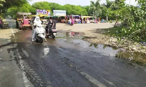 कीचड़ से सराबोर मेडिकल कॉलेज प्रवेश द्वार की सडक, निकलना मुश्किल, गंदगी के बीच निकलने की मजबूरी, गंदे पानी के बीच बने गड्ढों ने बढ़ाई परेशानी कीचड़ से सराबोर मेडिकल कॉलेज प्रवेश द्वार की सडक, निकलना मुश्किल, गंदगी के बीच निकलने की मजबूरी, गंदे पानी के बीच बने गड्ढों ने बढ़ाई परेशानी