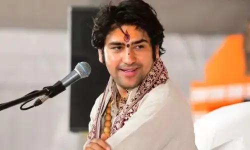 सीएम योगी आदित्यनाथ को मिला धीरेंद्र कृष्ण शास्त्री का साथ, बोले - हम भारतीय आपस में बटेंगे तो चीन-पाकिस्तान वाले हमको काटेंगे