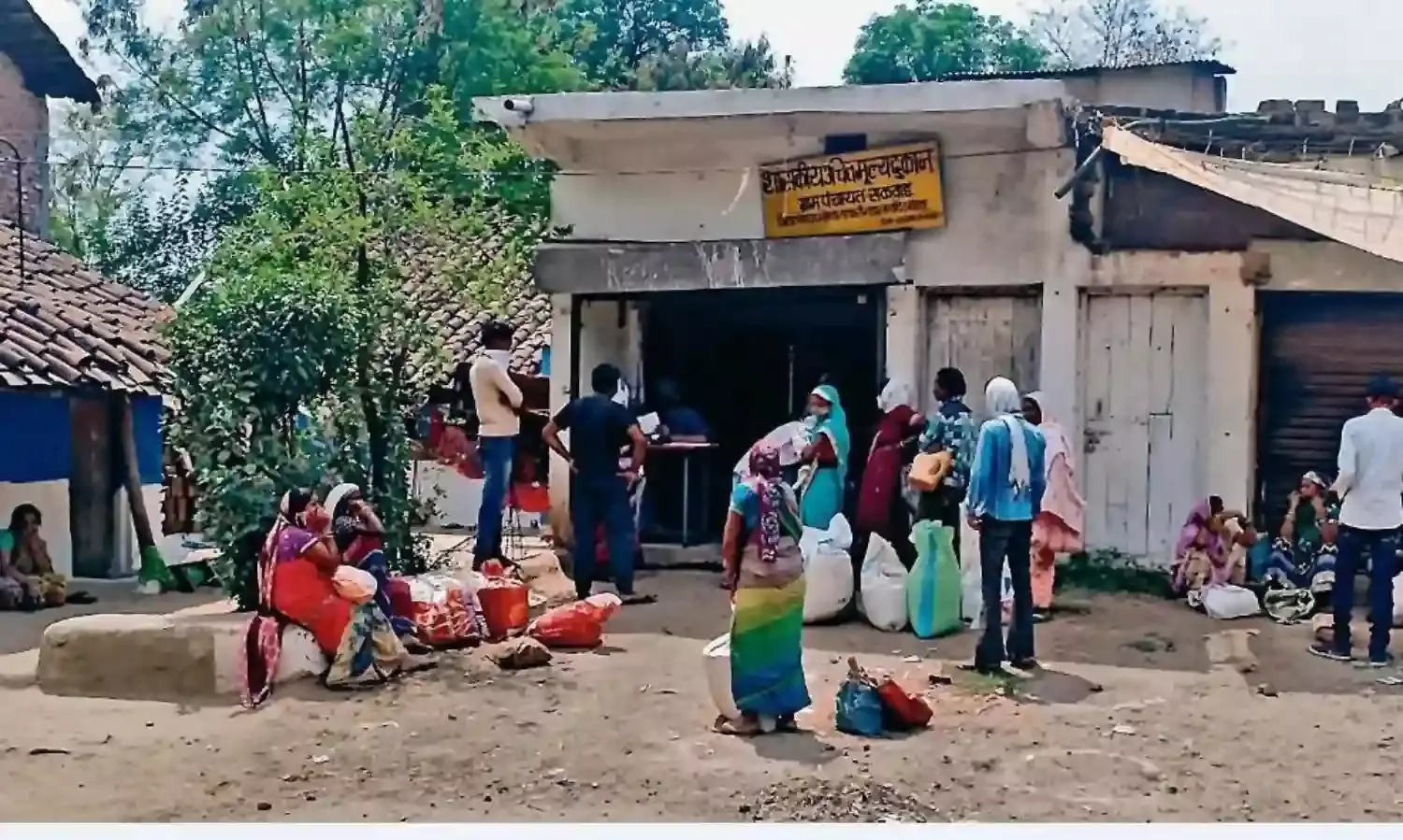 6-6 माह से नहीं खुल रहीं राशन की कई दुकानें, भटक रहे लोग