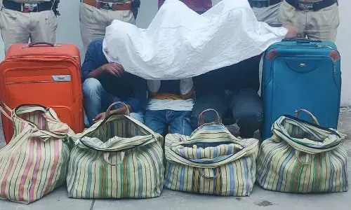 ट्रेन से चल रही थी शराब तस्करी, युवती समेत तीन आरोपी गिरफ्तार