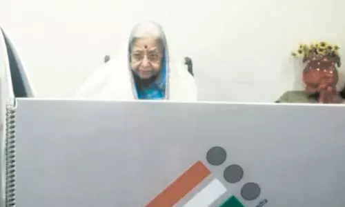 महाराष्ट्र विधानसभा चुनाव , 100 साल से अधिक उम्र के बुजुर्गों ने युवाओं के समक्ष पेश की मिसाल महाराष्ट्र विधानसभा चुनाव , 100 साल से अधिक उम्र के बुजुर्गों ने युवाओं के समक्ष पेश की मिसाल