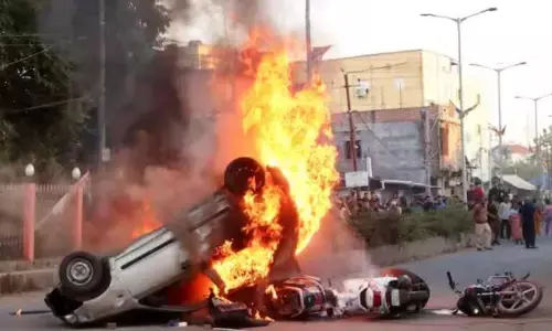 सीएम और मंत्रियों के आवास पर भीड़ ने किया हमला, बढ़ते तनाव के मद्देनजर सरकार ने इंटरनेट किया बैन