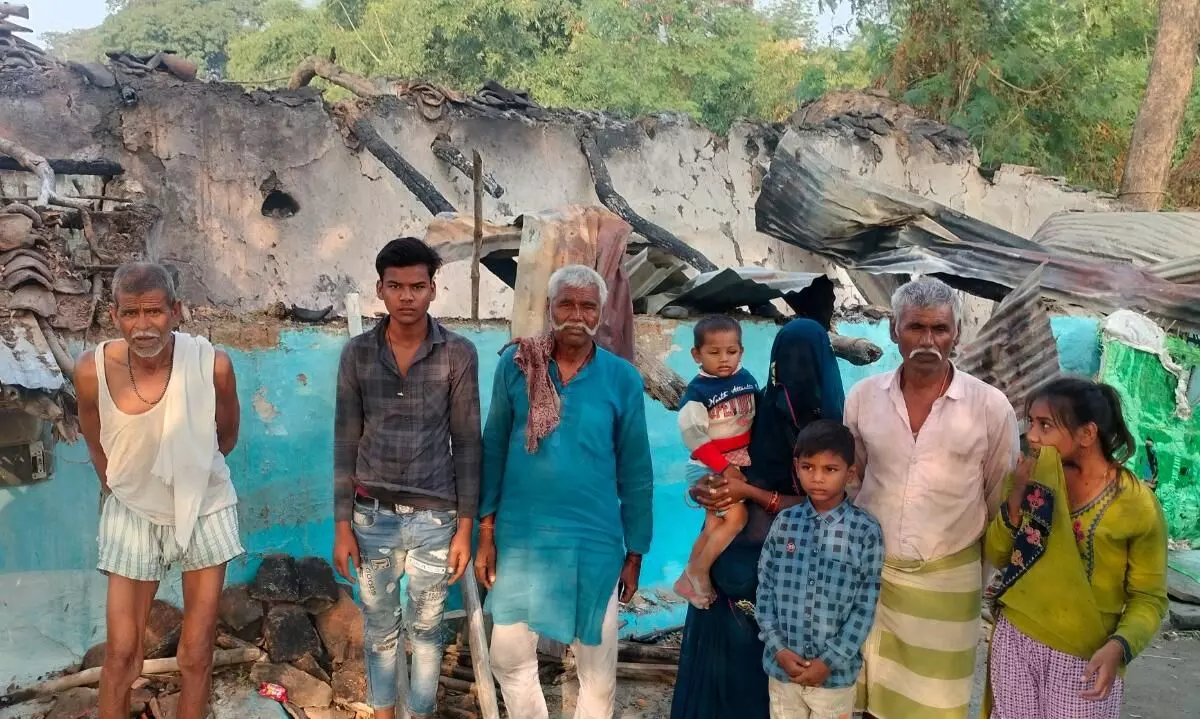 अज्ञात कारणों से लगी आग में तीन गरीबों के जले घर अज्ञात कारणों से लगी आग में तीन गरीबों के जले घर