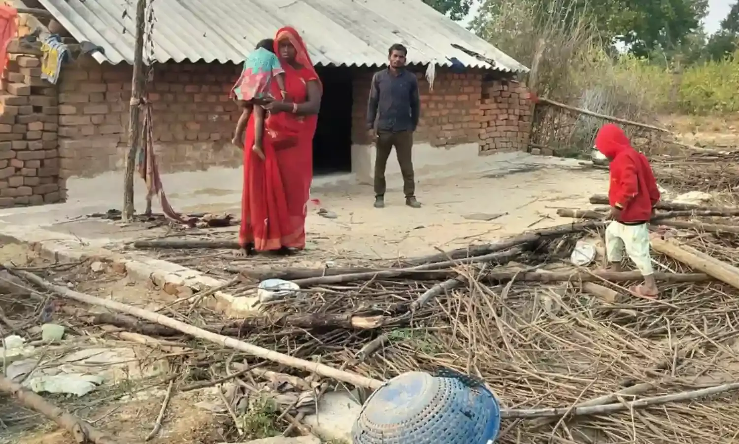 जंगली हाथियों ने आखेटपुर में 3 घरों को तोड़ा