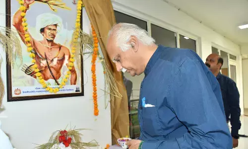 एमसीयू में म.प्र. राज्य कर्मचारी संघ की विवि. इकाई ने भगवान बिरसा मुण्डा के चित्र का किया अनावरण