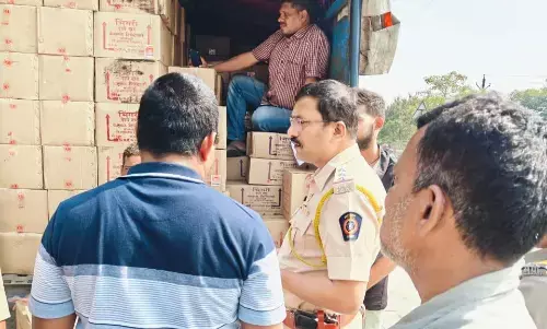 देसी शराब की पेटियों से लदे मिनी ट्रक को पुलिस ने छोड़ा, मिले थे पक्के बिल