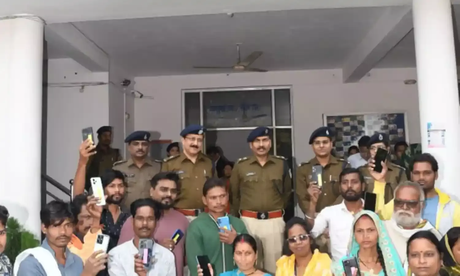 गुमे मोबाइल मिलने से चेहरों पर लौटी खुशी