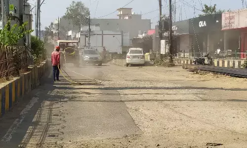 महीनों बाद शुरु किया मॉडल रोड के दूसरी ओर का डामरीकरण