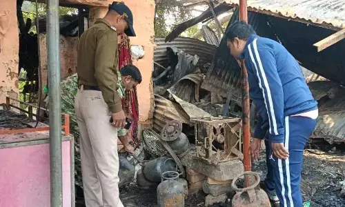 पंचर की दुकान में चोरी-छिपे कर रहा था सिलेंडरों की रिफिलिंग पंचर की दुकान में चोरी-छिपे कर रहा था सिलेंडरों की रिफिलिंग