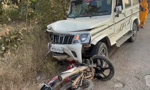 बोलेरो की ठोकर से 2 बाइक सवारों की गई जान