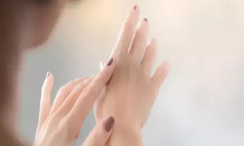 सर्दियों में रहते हैं हाथ रूखे-सूखे, तो इस तरह करें अपने हाथों को नरम, इन टिप्स को अपनाने से दिखेगा हाथों पर अलग असर सर्दियों में रहते हैं हाथ रूखे-सूखे, तो इस तरह करें अपने हाथों को नरम, इन टिप्स को अपनाने से दिखेगा हाथों पर अलग असर