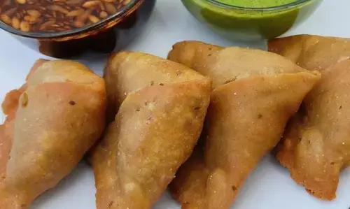 समोसा खाने का हो रहा है मन, लेकिन सेहत का भी रखना है ख्याल, तो बनाएं घर पर ही आटे के समोसे, खाकर मन हो जाएगा खुश