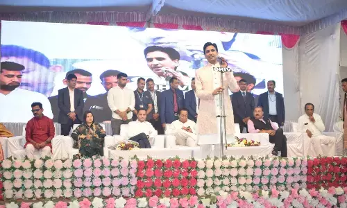 कवि सम्मेलन में हुई हास्य रस की फुहार और बिखरा गीत-गजल का माधुर्य कवि सम्मेलन में हुई हास्य रस की फुहार और बिखरा गीत-गजल का माधुर्य