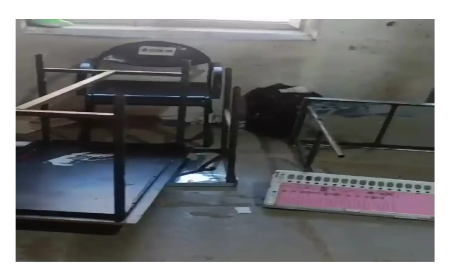 परली के मतदान केंद्र में जमकर हुई तोड़फोड़- कैमरा था बंद, दूसरे मामले में युवक की पिटाई