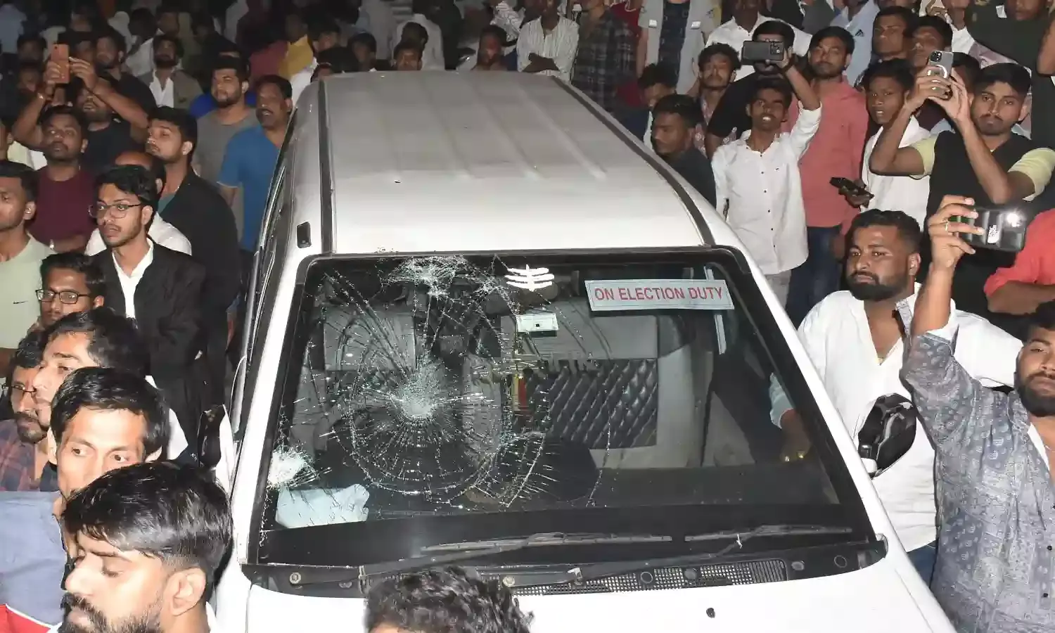 इलेक्शन कमिशन के दो वाहनों की तोडफोड़, मतदान होने के बाद आया हिंसक मोड़