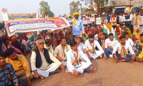 वन भूमि पर सालों से काबिज किसानों को बेदखल करने के विरोध में शाहनगर में हुआ चक्काजाम