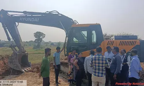 चंद्रपुर के पास खेत से विसापुर से पोकलेन और दो हाइवा ट्रक जब्त