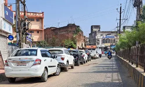 सडक़ के दोनों किनारों पर आधी सडक़ पर वाहनों का कब्जा सडक़ के दोनों किनारों पर आधी सडक़ पर वाहनों का कब्जा