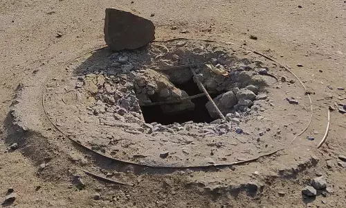 निर्माणाधीन मॉडल रोड में टूटा सीवर लाइन का चेंबर